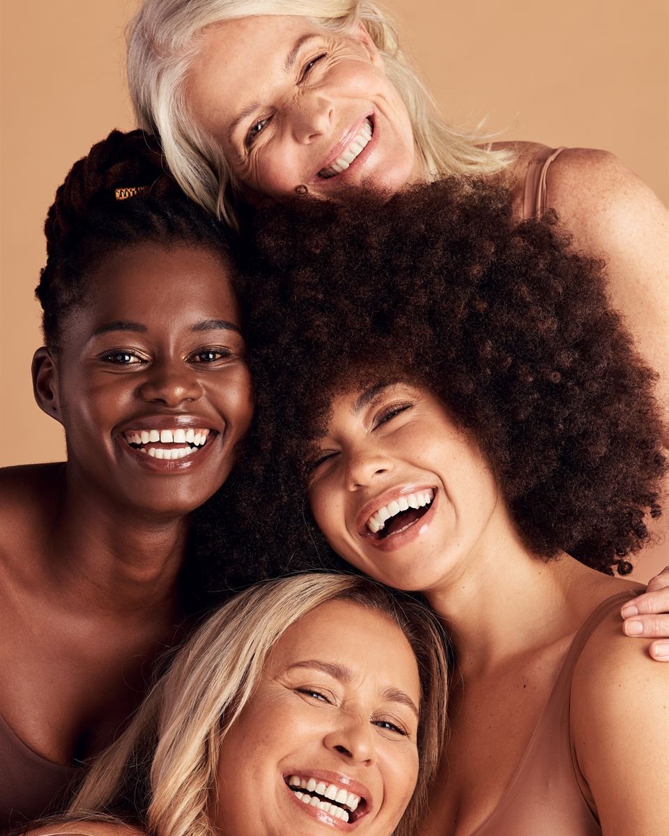 Mujeres de distintas edades sonriendo con la piel cuidada