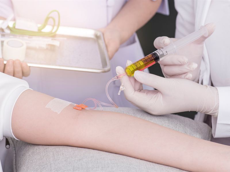 Aplicación de sueroterapia en el brazo